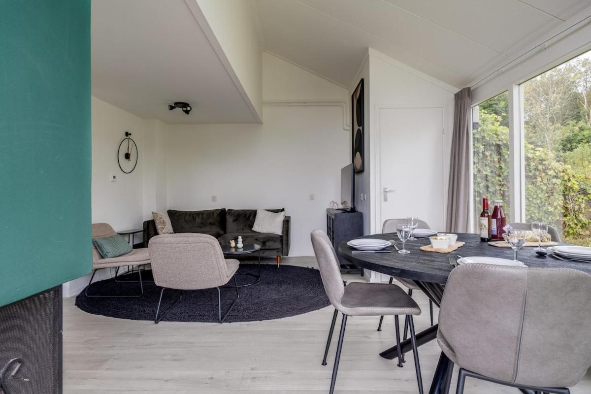 Bladkoning I Trendy Huisje Met Openhaard Zwiggelte 外观 照片